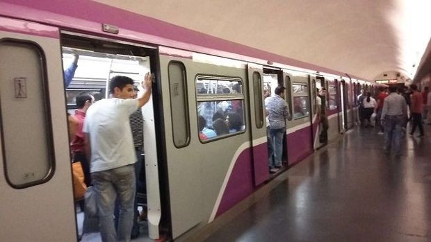 Bakı metrosunda kişi sərnişin stansiya yoluna düşüb