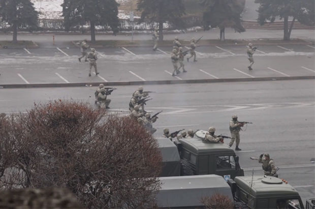 Almatıda hərbçilərin etirazçılara qarşı əməliyyat görüntüləri – VİDEO