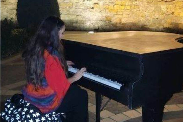 Leyla Əliyeva İçərişəhərdə pianoda ifa etdi