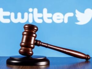 Britaniya taxt-tacı “Twitter”i məhkəməyə verdi