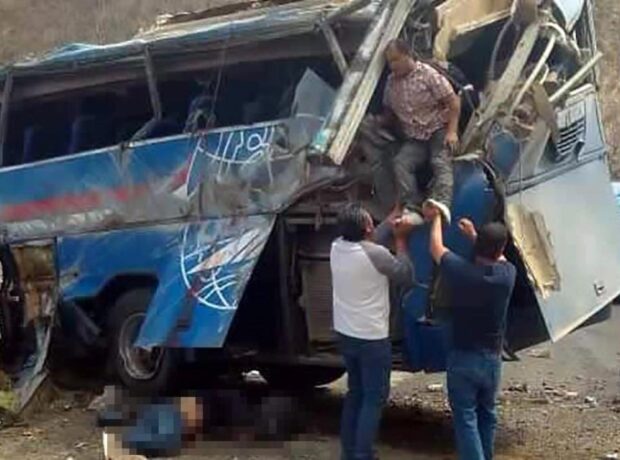 Miqrantları daşıyan avtobus qəza etdi, 17 nəfər öldü