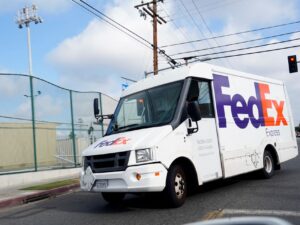 FedEx yüksək səviyyəli iş yerlərini ixtisar edəcək