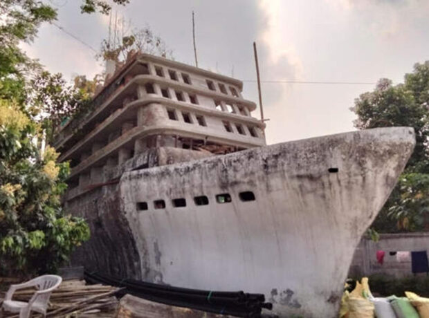 Hindistanlı kişi Titanik şəklində öz evini tikib