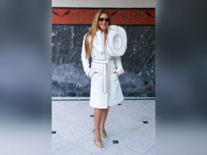 Müğənni Şakiranın Paris Moda Həftəsində görünməsi memə çevrilib