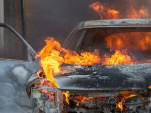 Gəncədə iki avtomobil yanıb