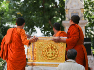 Taylandlı qadın öz dəfn mərasiminə gedərkən özünə gəlib