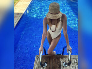 Anastasiya Stotskaya çimərlik geyimində nadir görüntülər paylaşıb