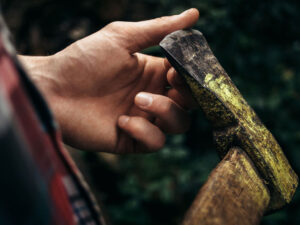 Tulalı davaçı lom və balta ilə polislərə hücum edib