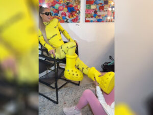 Paris Hilton nəhəng Crocs çəkmələrini köməkçisi olmadan çıxara bilməzdi