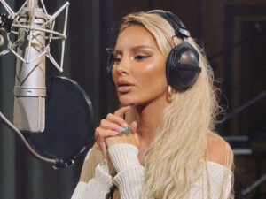 Anna Asti səhnəyə çıxmazdan əvvəl əsəbi olub-olmadığını söylədi