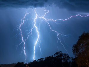 Vladivostokun gecə səmasını çoxlu ildırım çaxması doldurdu