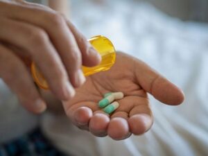 Sevgilisindən ayrılan gənc özünü dərmanla zəhərləyib