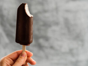 Yapon qadın çox isti olduğu üçün dondurma oğurlayıb