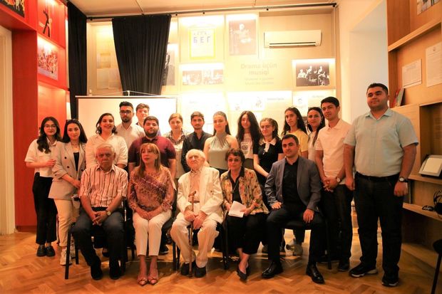 Qara Qarayevin ev-muzeyində Xalq artisti Tofiq Bakıxanovla görüş keçirildi – FOTOLAR Qara Qarayevin ev-muzeyində Xalq artisti Tofiq Bakıxanovla görüş keçirildi – FOTOLAR