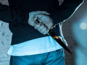 Bakıda market işçisini kəsici alətlə hədələyib, ətir oğurladılar