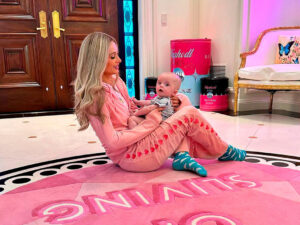 Paris Hilton artıq oğlunun üzünü gizlətmir