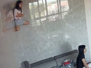 Sosial şəbəkələri divarlara dırmaşa bilən səkkiz yaşlı çinli qadın təəccübləndirib