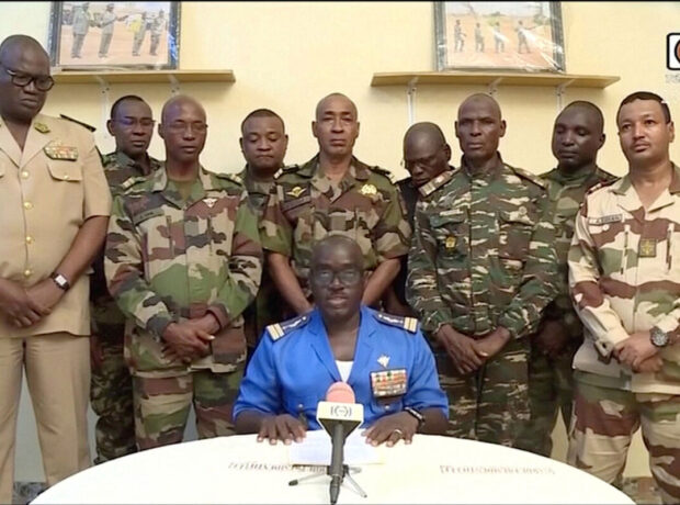 Niger komendant saatını ləğv edir