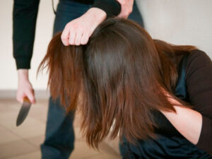 Hərbi xidmətdəki oğlu ilə telefonla danışan keçmiş arvadını 14 dəfə bıçaqladı