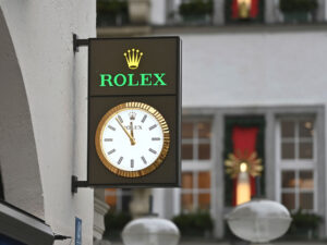 Kazanda gömrükçülər sərnişinin paltarının altından 6 ədəd Rolex saatı aşkar ediblər