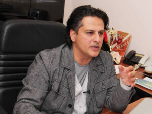 Kukla Teatrının baş rejissoru işdən azad olunması barədə ərizə yazıb