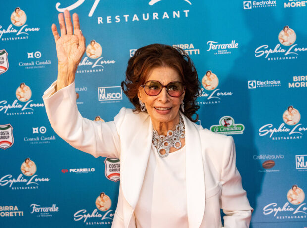 Sofiya Loren xəstəxanaya yerləşdirilib Sofiya Loren xəstəxanaya yerləşdirilib