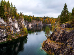 Kareliyada turist Kondopoqa bölgəsində uçurumdan yıxılıb