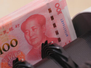 SWIFT-də ticarət həcminə görə yuan avronu ötüb