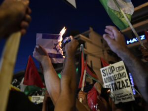 Berlinin mərkəzində Fələstin tərəfdarları ilə polis arasında toqquşma olub