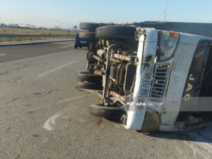 Bakı-Qazax yolunda yük avtomobili aşıb