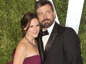 Ben Afflek keçmiş həyat yoldaşı Cennifer Qarnerlə gəzintidə fotokamera qarşısına keçib