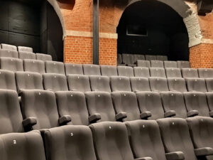 İtaliyalı xilasedicilər bir gecədə kilidli olan kinoteatrda oyanan qadını xilas ediblər