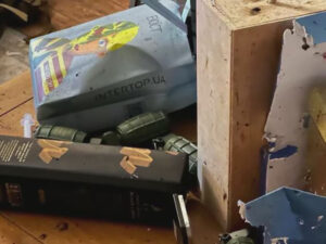 Zalujnının ölən köməkçisinin həyat yoldaşı bildirib ki, partlayış hədiyyələr olan bağlamada baş verib