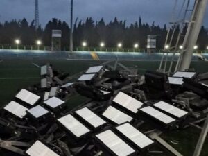 Tovuz stadionunda işıq dirəyi aşıb, “Araz-Naxçıvan”la oyun dayandırılıb