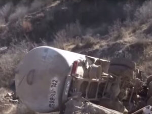 Şuşa yolunda yük maşını aşdı