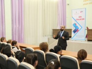 Rövşən Nəcəfov məzunu olduğu məktəbin şagirdləri ilə görüşüb – FOTOLAR