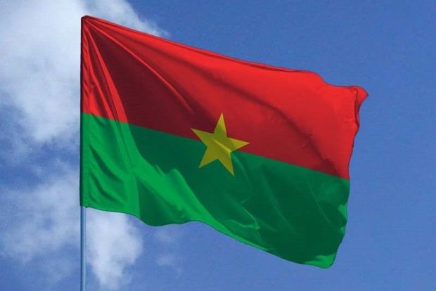 Burkina Faso fransız dilinin statusunu işçi dilə dəyişdi