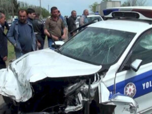 Gəncədə DYP avtomobili qəzaya düşüb