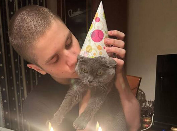 Tatyana Bulanova oğlunun 19 yaşı tamam olan pişiklə fotosunu yayımlayıb Tatyana Bulanova oğlunun 19 yaşı tamam olan pişiklə fotosunu yayımlayıb