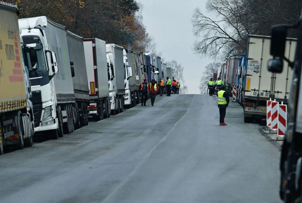 Ukrayna-Slovakiya sərhədində yük maşınlarından ibarət növbə yarandı Ukrayna-Slovakiya sərhədində yük maşınlarından ibarət növbə yarandı