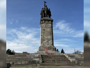 Bolqarıstanın paytaxtında sovet əsgərlərinin abidəsini sökməyə başladılar