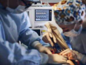 Sankt-Peterburqda həkimlər xəstənin üzərinə buz bloku düşdükdən sonra 4 əməliyyat keçiriblər