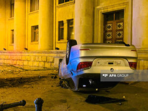 Bakıda ağır qəza: Ağacı çırpılıb avtomobili aşırdı, xəsarət aldı