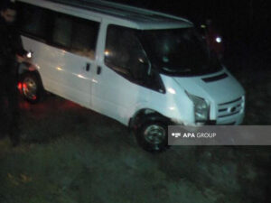 Bakıda mikroavtobus kanala düşüb