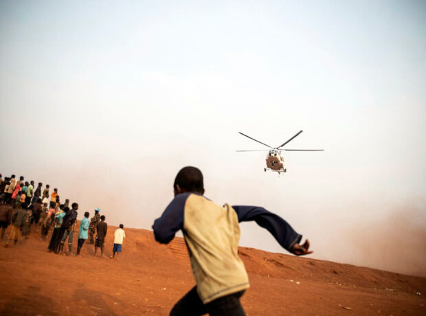 Silahlılar Somalidə ələ keçirilən BMT helikopterini yandırıblar