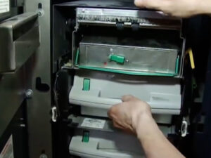 Paytaxtda ödəmə terminalından 6999 manat oğurlanıb