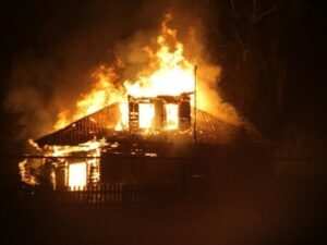 Şəmkirdə kişi evdə yanaraq ölüb