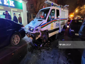 Bakıda FHN-in texnikası qəzaya uğrayıb