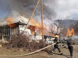 Oğuzda dörd məcburi köçkün ailəsinin yaşadığı ev kül oldu