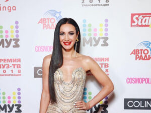 Anasının gəlirlərinin azalmasından şikayətindən sonra Buzova avtomobil verilib